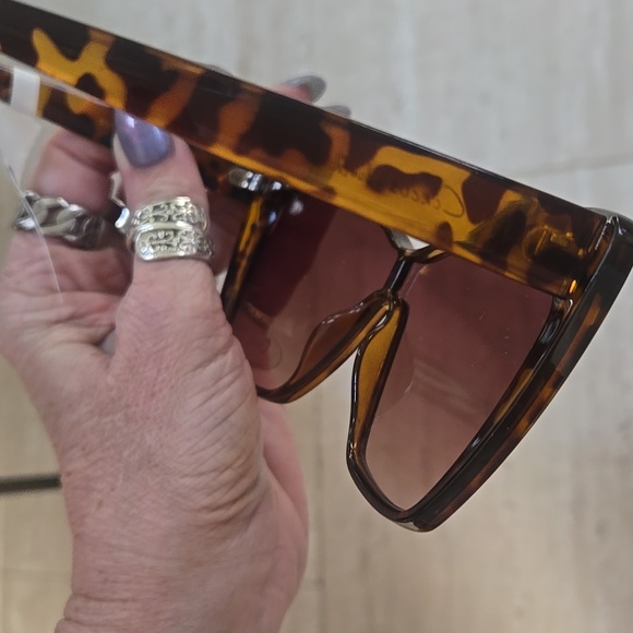 New Circus by Sam Edelman Oversized Brown Tortoise Cat Eye Sunglasses - Picture 9 of 9